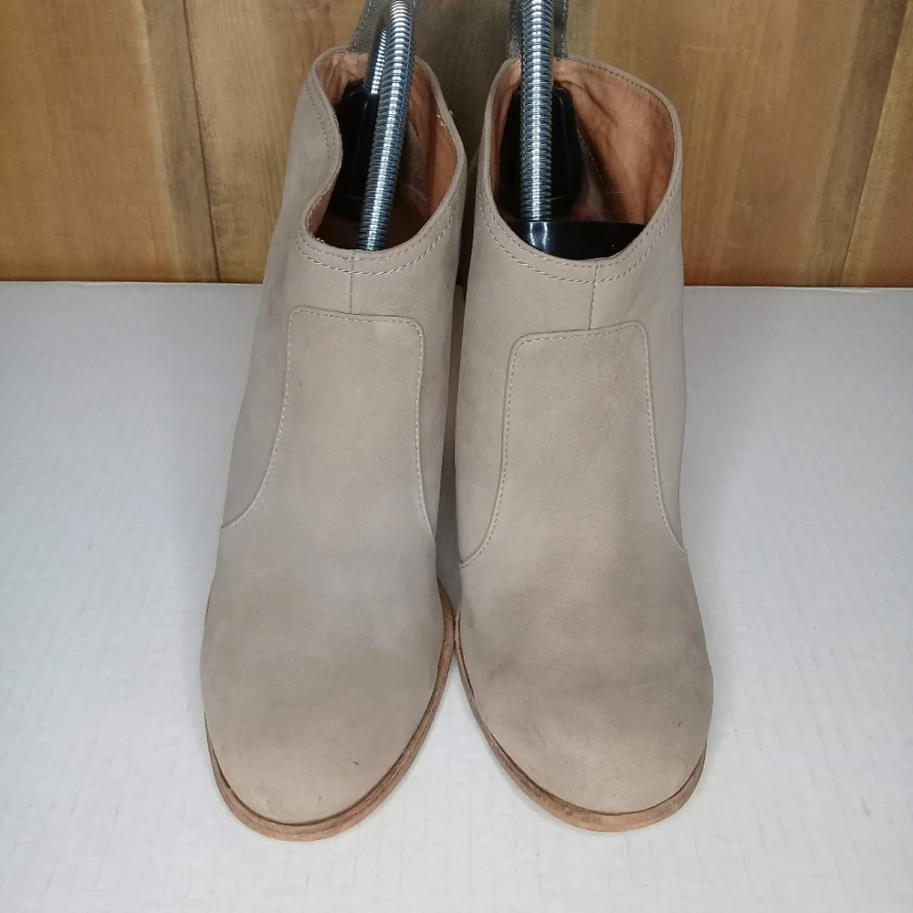 Louise et Cie Stacie Taupe Tan Suede Stacked Hee Pull On Bootie Sz 8.5